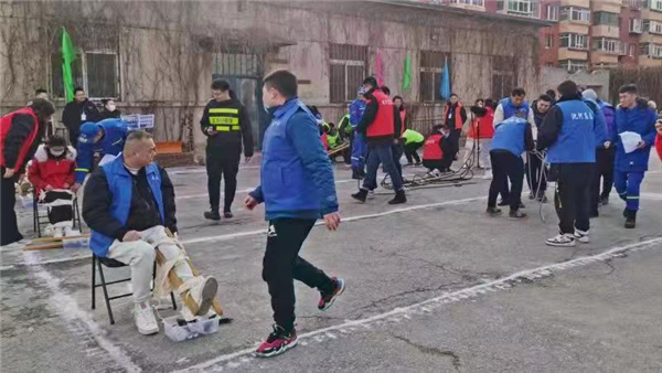 苦练本领铸精兵 沈阳市沈河区开展应急救援大练兵、大比武技能竞赛_fororder_04伤员包扎、安全转运竞赛科目