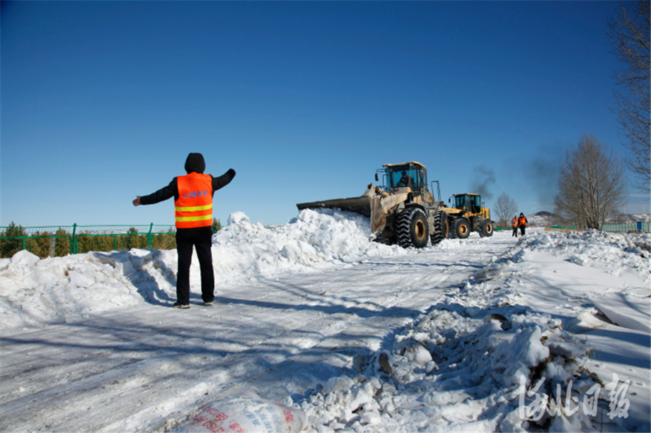 河北丰宁：清积雪 保畅通