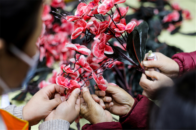 河北衡水：绢花开出致富花