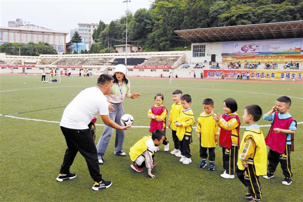 大连幼儿足球专家团走进贵州六盘水