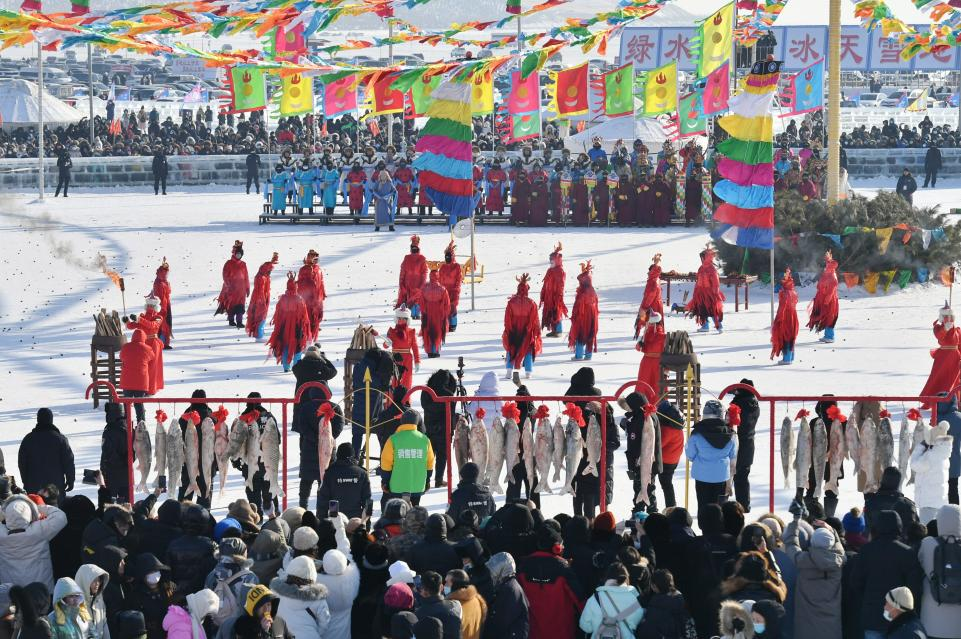 Winter Fishing on Chagan Lake in Songyuan City: Reappearance of the Spectacular Scene of "Pulling Heavily Laden Nets of Fish Out of Frozen Lake"_fororder_图片 1