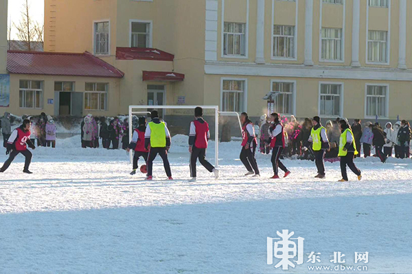 寒冬青春冰雪运动 共燃冬奥梦