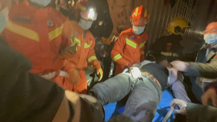 （原创）河北邯郸：两半挂车追尾1人被困 消防紧急营救_fororder_333