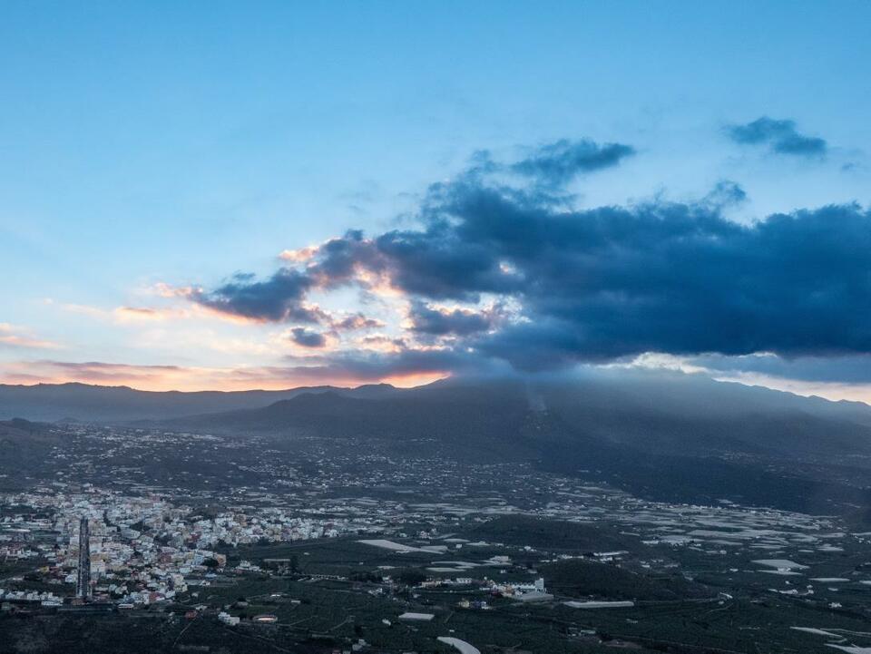 喷发近三个月 西班牙拉帕尔马岛火山“恢复平静”