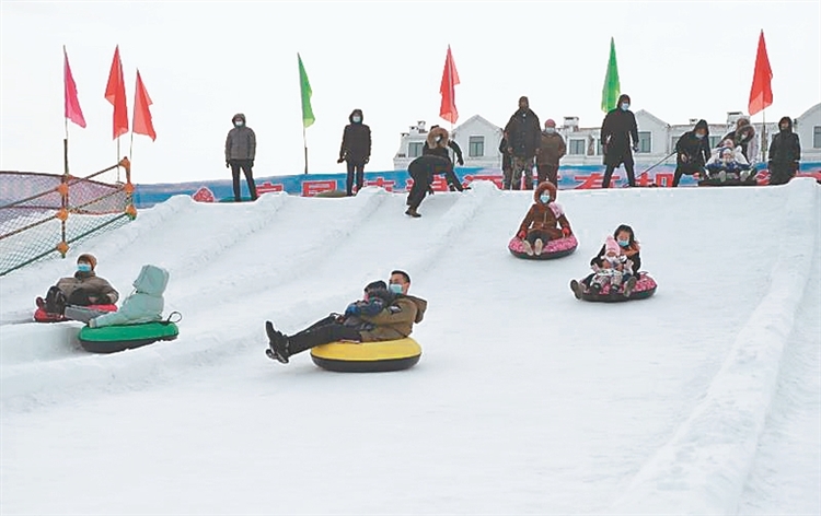 “冬奥冠军之乡”赏冰玩雪迎冬奥 冰雪谷里市民玩嗨嘉年华