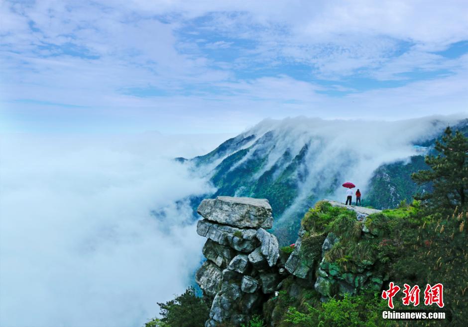 江西庐山现壮观“瀑布云海” 如梦如幻