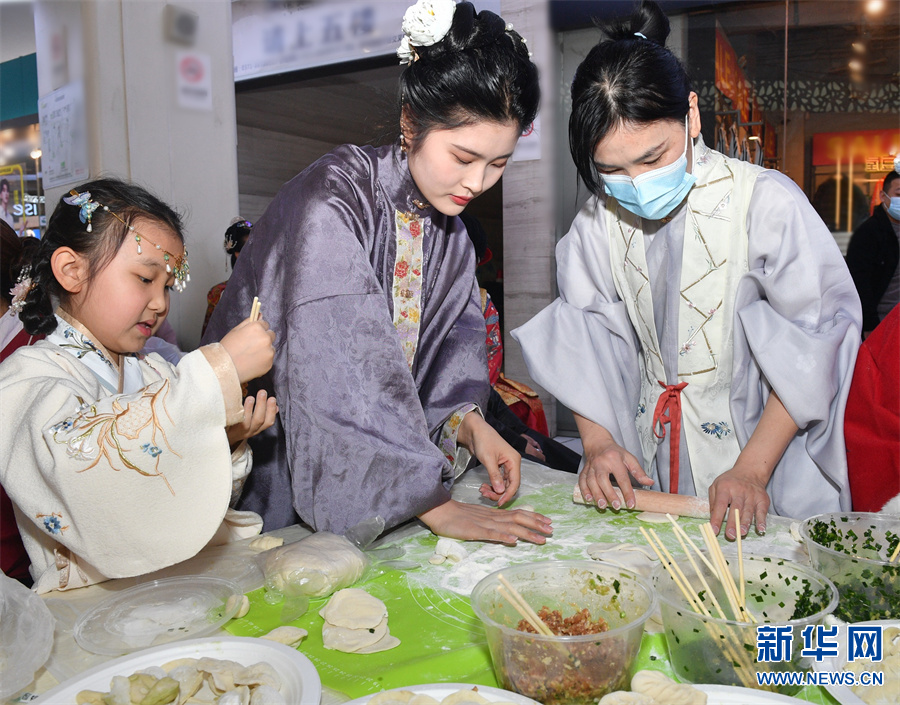 郑州：汉服爱好者包饺子庆冬至