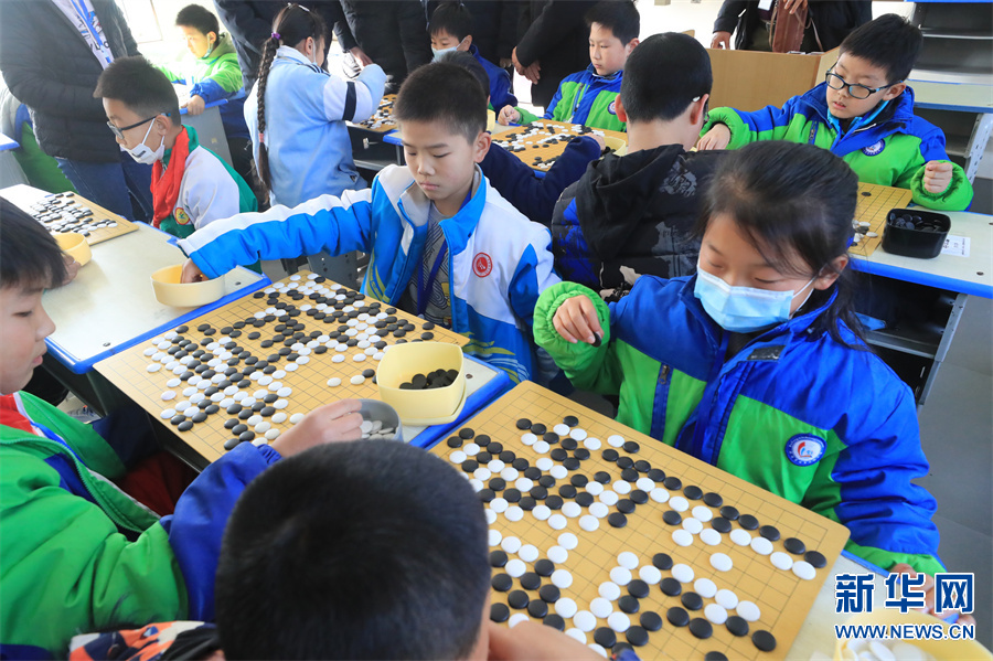 河南开封：少儿围棋赛展风采