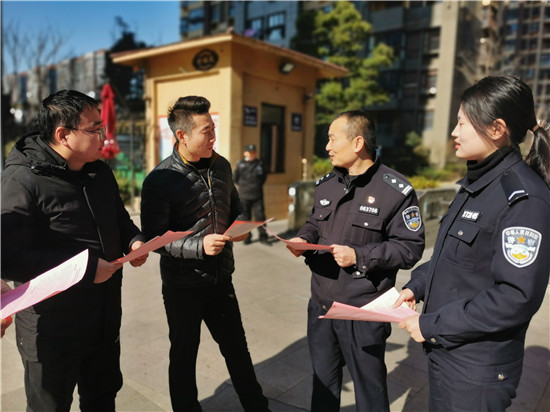 新开派出所：社区民警黄小留沿街宣传 帮助商户敲响防诈骗“警钟”_fororder_图片5