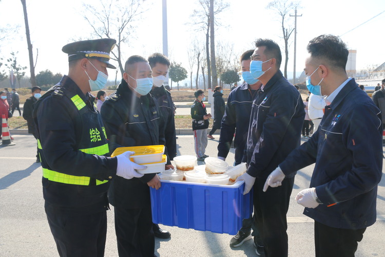 西咸新区泾河新城：热腾腾的饺子送一线_fororder_微信图片_20211222103542