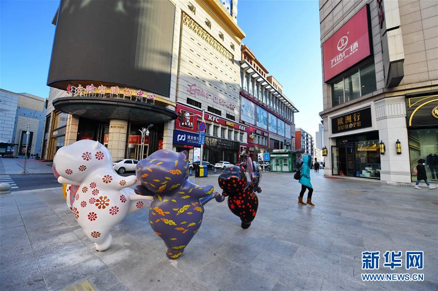 长春：路边雕塑扮靓城市街景