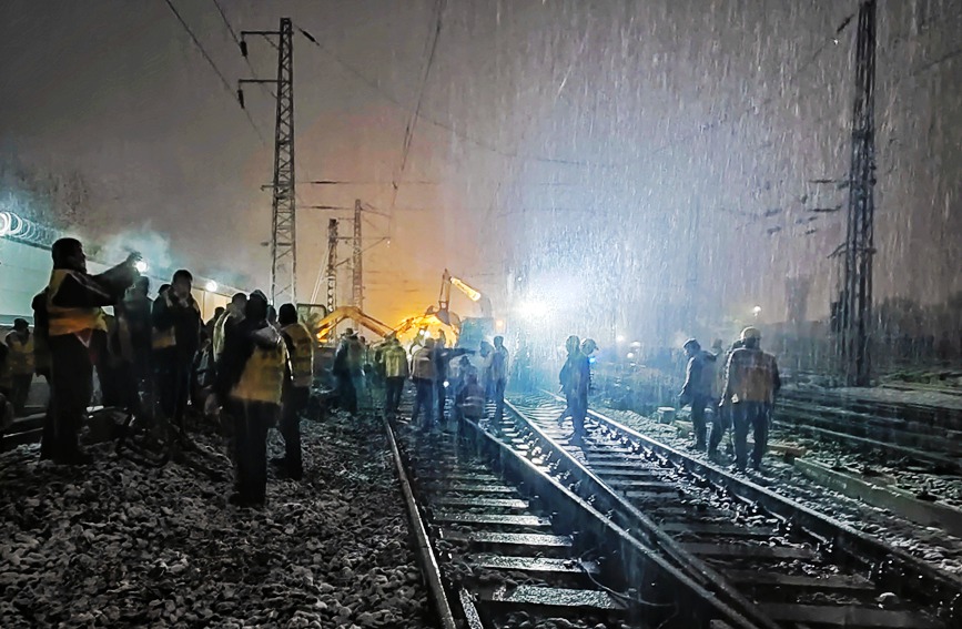 河南郑州：雪夜鏖战保畅通