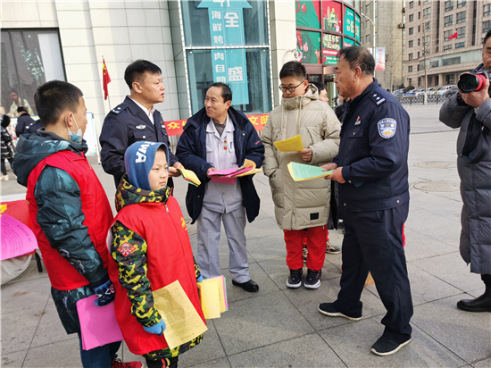 鞍山：春节“禁燃禁放烟花爆竹”宣传月活动启幕_fororder_志愿者参与发放传单 摄影 董楠楠