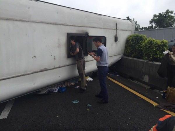 台湾一载有大陆游客的游览车翻车：26人受伤送医