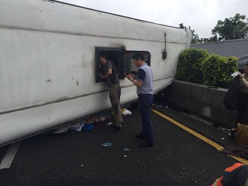 台湾一陆客团游览车翻车 司机身亡26人受伤(图)