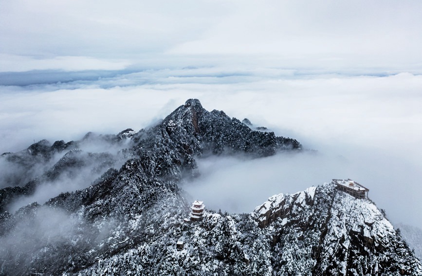 河南白云山迎2022年初雪 云海雪山宛如仙境