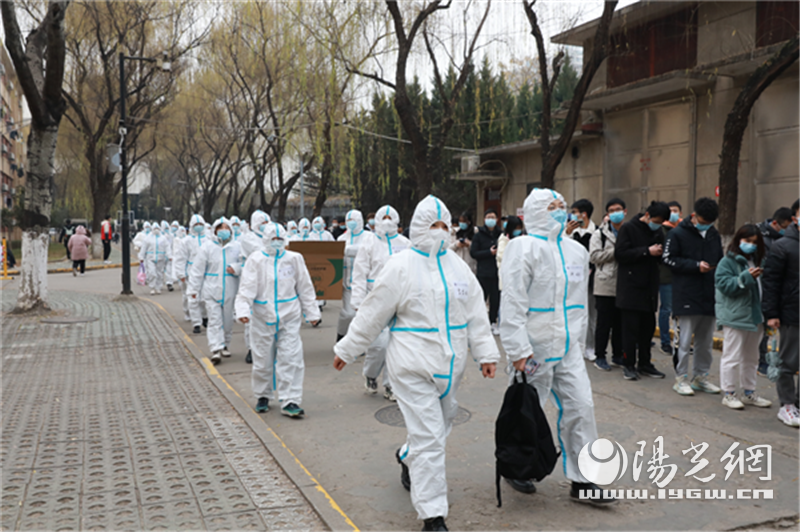 西安交大二附院组建核酸采样队进驻交大进行核酸检测