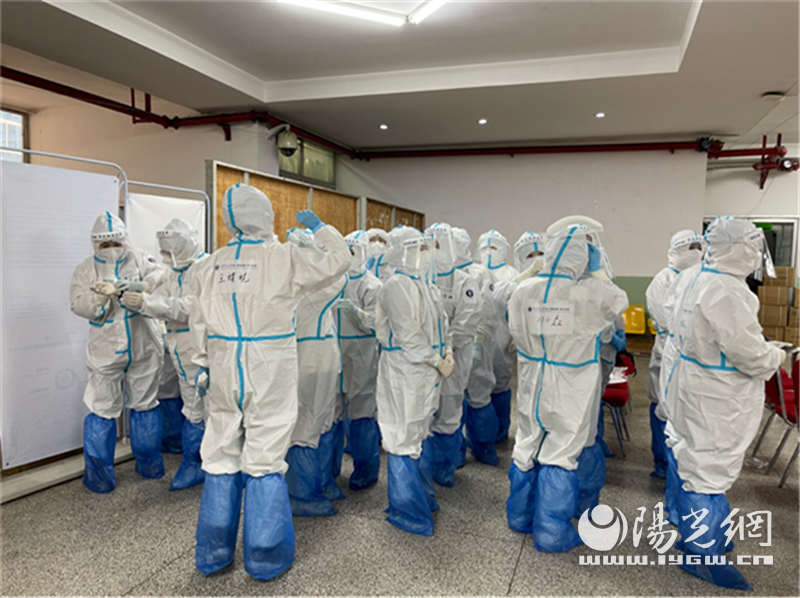 西安交大二附院组建核酸采样队进驻交大进行核酸检测