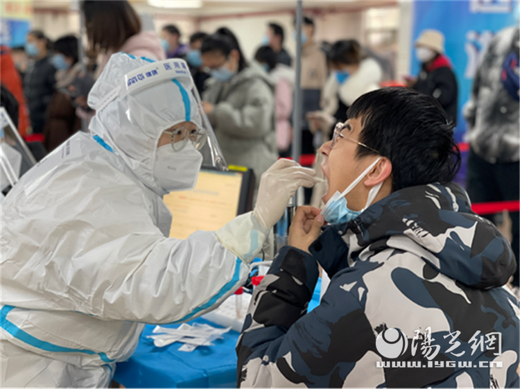 西安交大二附院组建核酸采样队进驻交大进行核酸检测