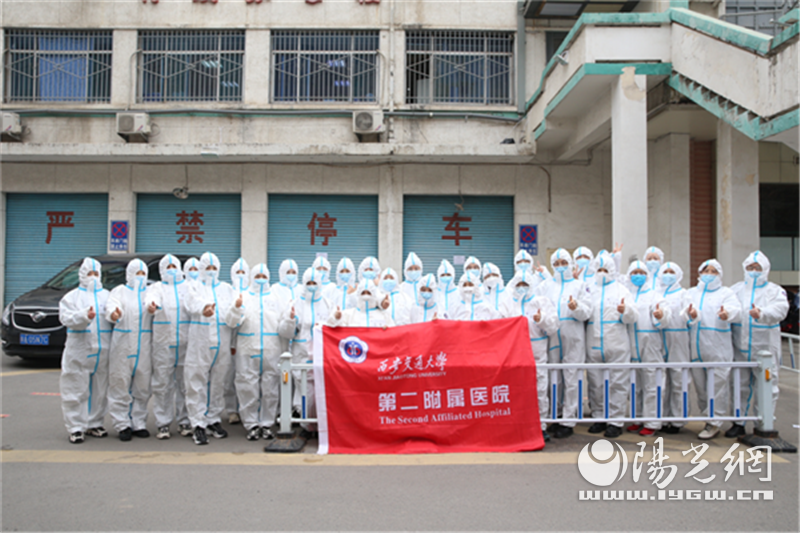 西安交大二附院组建核酸采样队进驻交大进行核酸检测