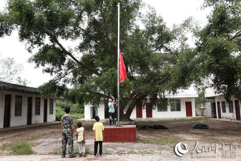 防城港上思县：大山里，一名老师和三名特殊学生