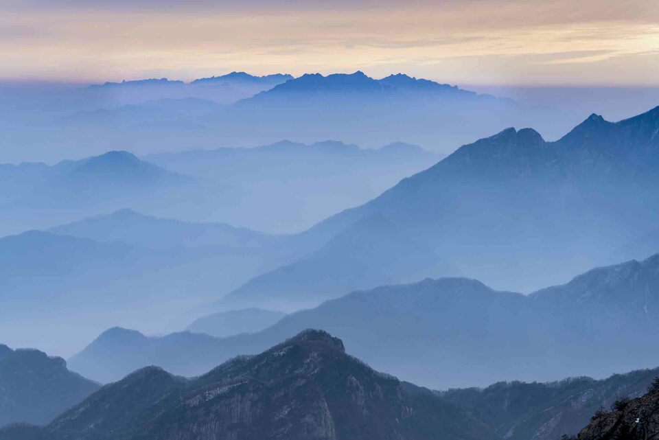 河南老君山：雪光映金顶 千山万壑层云生