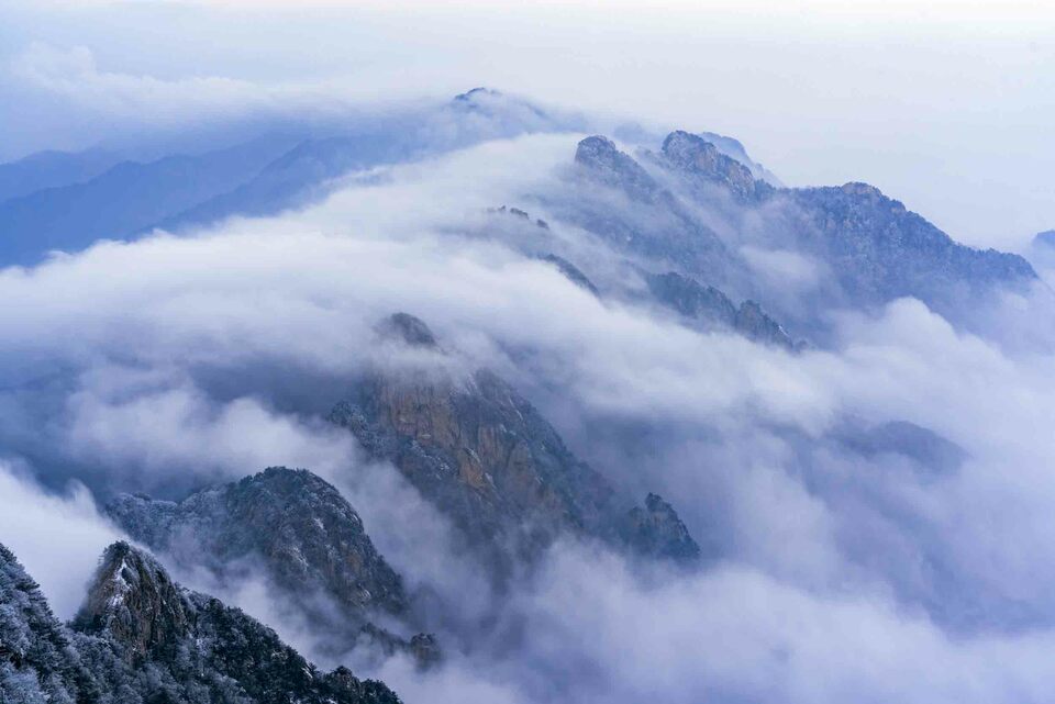 河南老君山：雪光映金顶 千山万壑层云生