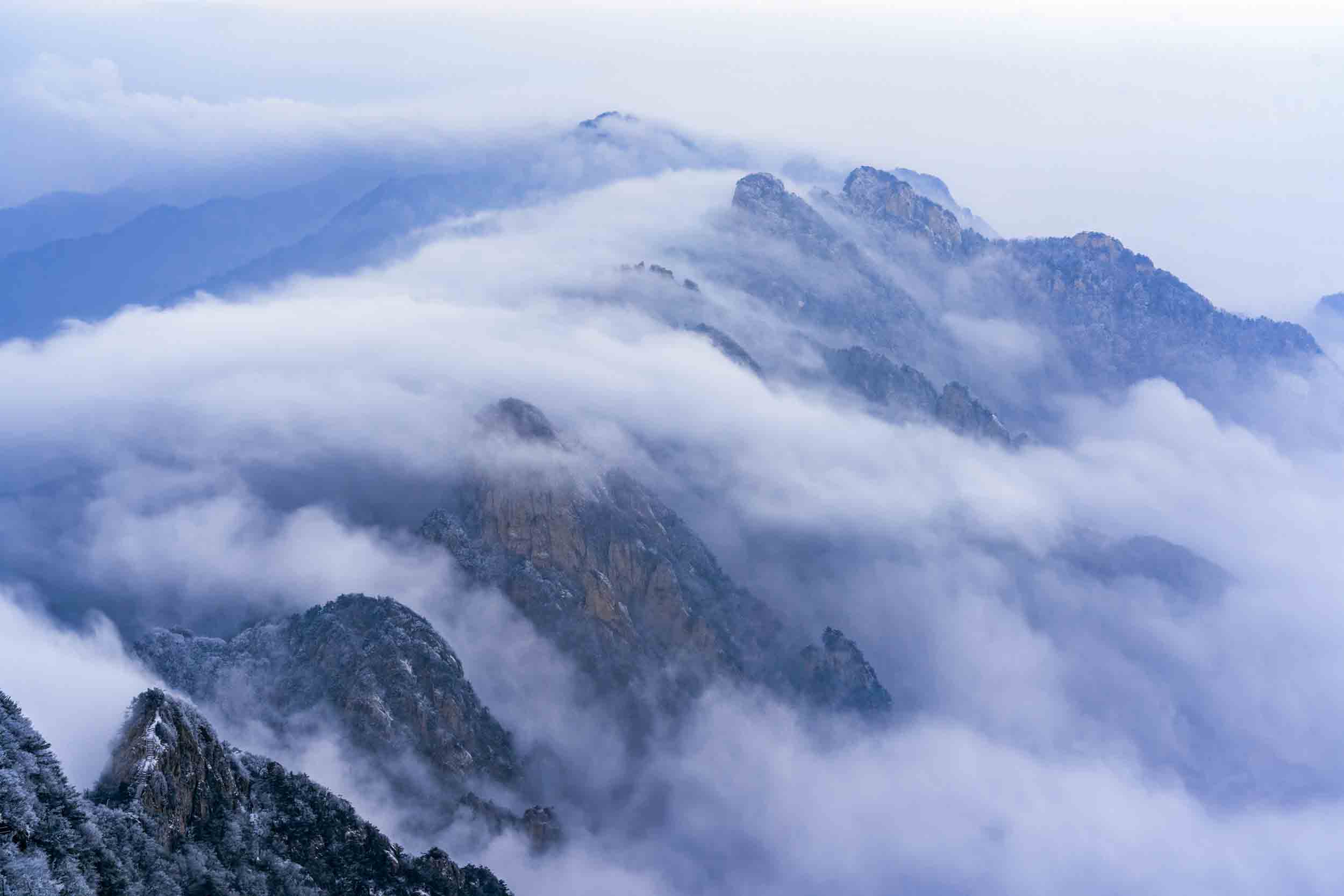 河南老君山：雪光映金顶 千山万壑层云生