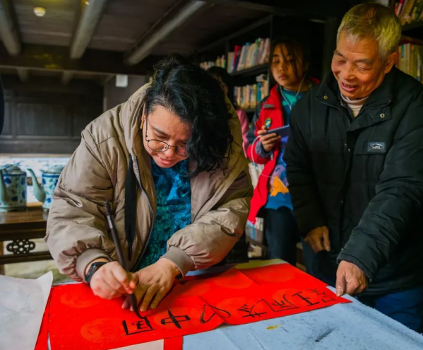 Foreign Teachers in Chongqing Universities Praise Local Culture of Qijiang_fororder_图片 1