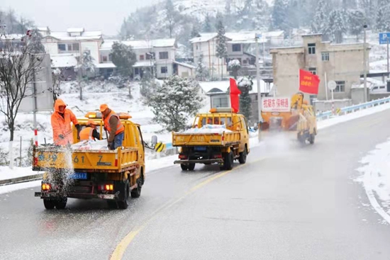 （供稿）黔南瓮安：抗凝除雪 橘红涌动