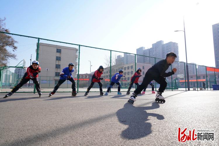 河北内丘：校园多彩运动迎新年