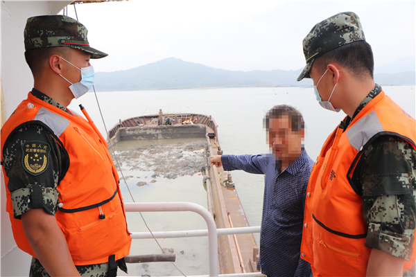 福建宁德海警一举查获4艘涉嫌非法倾倒废弃物船舶