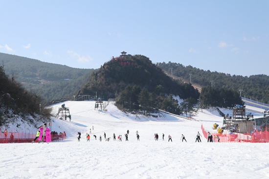 （供稿）六盘水市水城区：玉舍雪山滑雪场于12月28日正式开放_fororder_滑雪场1