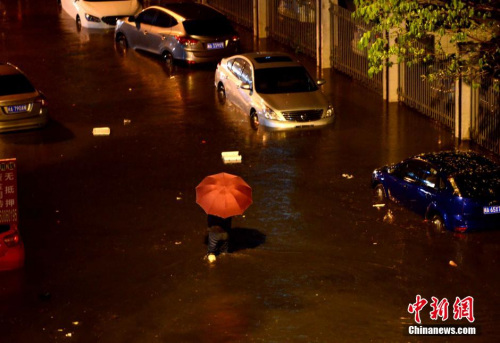 多地降雨量破极值 南方何以连遭9轮强降雨袭击？