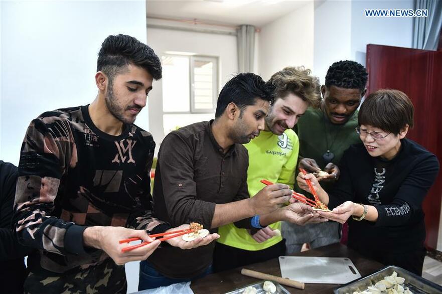 Foreign Students Take Part in Winter Solstice Celebration in Taiyuan_fororder_太原外国人6