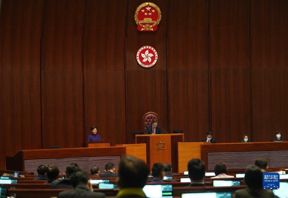 香港特区第七届立法会举行首次会议 国徽区徽首次同时亮相会议厅