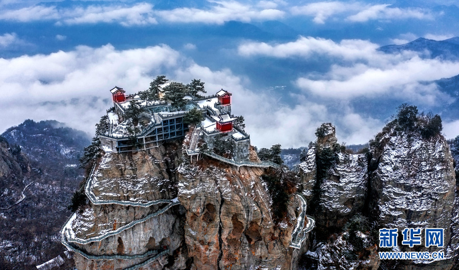 【“飞阅”中国】雪后武当大明峰 红墙裹银装