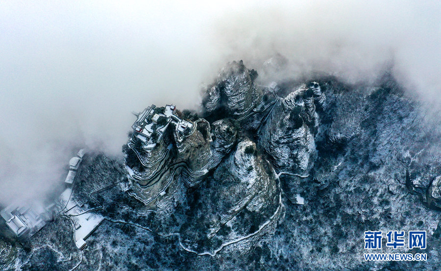 【“飞阅”中国】雪后武当大明峰 红墙裹银装