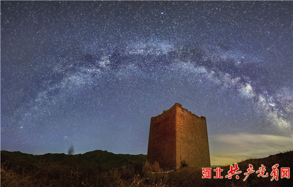 河北崇礼：一条“巨龙”蜿蜒盘旋在崇山峻岭之间