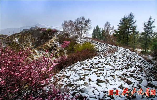 河北崇礼：一条“巨龙”蜿蜒盘旋在崇山峻岭之间