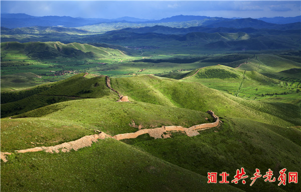 河北崇礼：一条“巨龙”蜿蜒盘旋在崇山峻岭之间