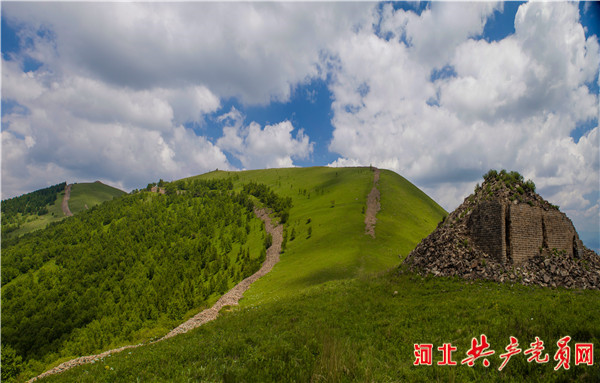 河北崇礼：一条“巨龙”蜿蜒盘旋在崇山峻岭之间