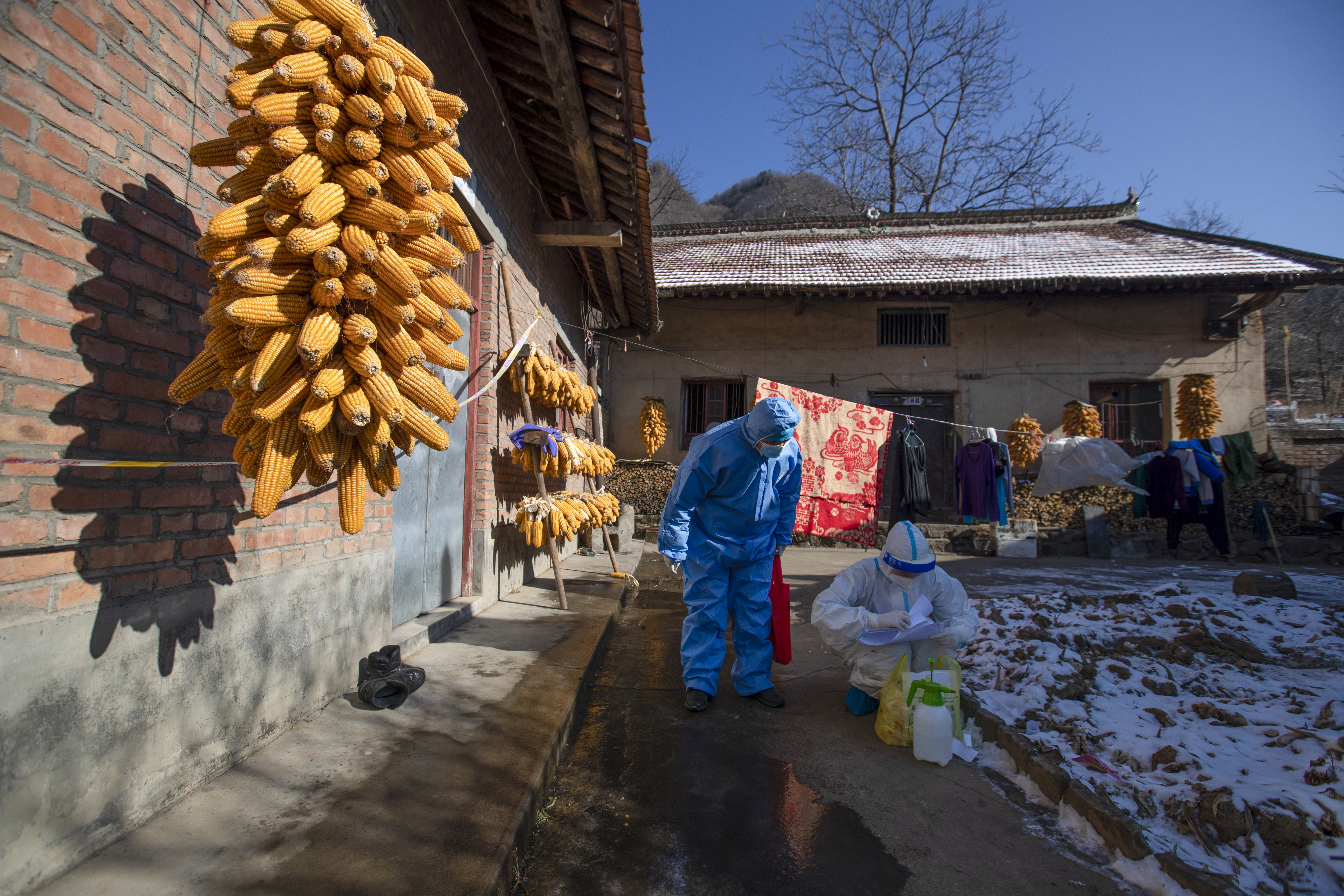 陕西华州：踏冰雪 翻山沟 疫情防控不落一人_fororder_A47I0733