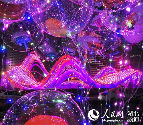 组图：璀璨“星河”点亮光谷广场