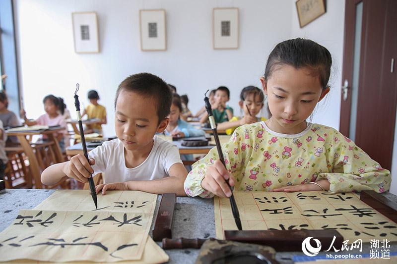 湖北襄阳：书法小课堂 充实过暑假