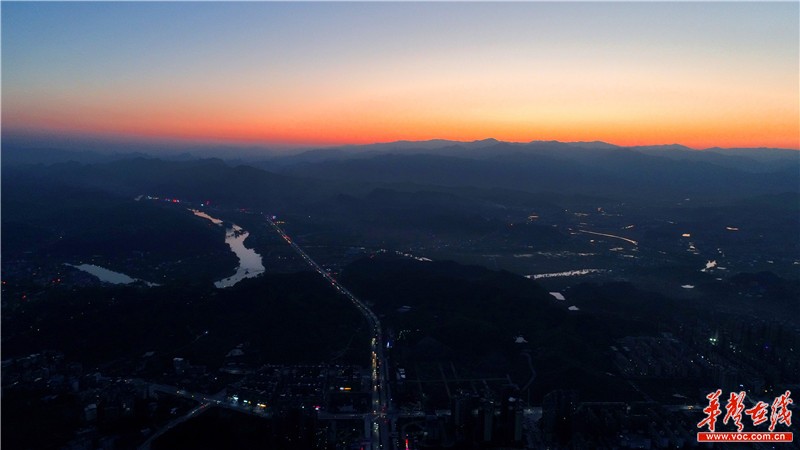 【航拍湖南】恬淡静逸初冬夜 小城新宁有霞光