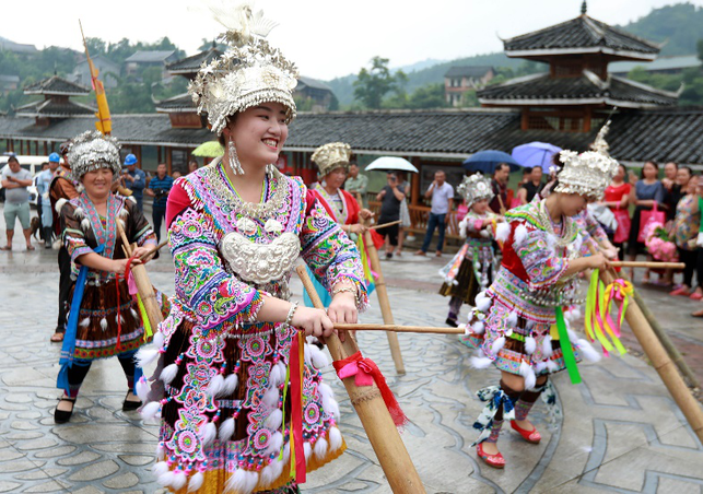 广西融安：贫困苗族村寨“闹鱼”庆丰年