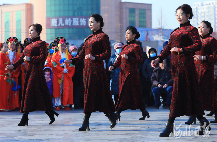 河北滦南：广场健身展演庆新年