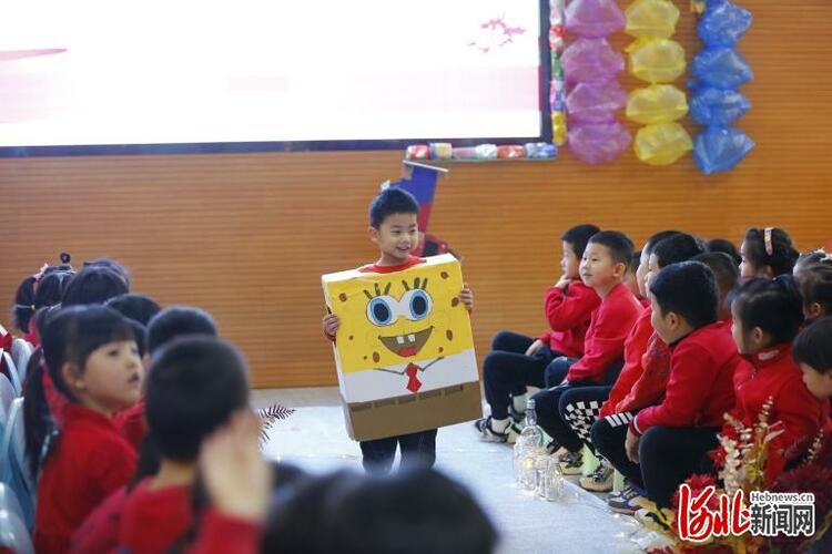 石家庄市裕华区第六幼儿园举行“迎新年 穿新衣”环保时装秀