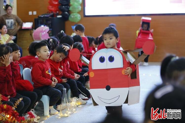 石家庄市裕华区第六幼儿园举行“迎新年 穿新衣”环保时装秀